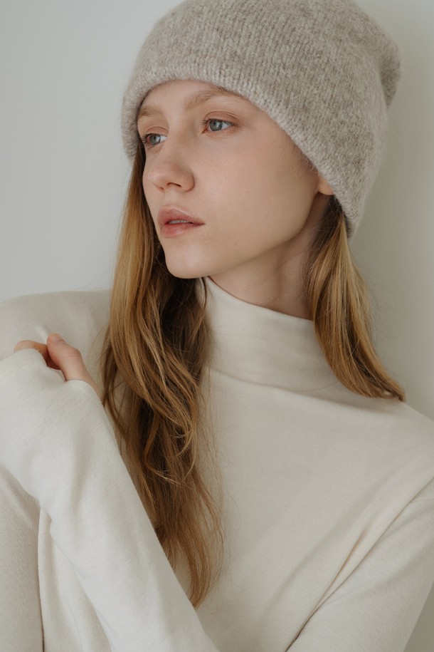 부드러운 촉감과 은은한 아이보리 컬러가 돋보이는 에센셜 워머 터틀넥입니다. 손등을 살짝 덮는 워머 소매 디테일이 따뜻함과 스타일리시함을 더하며, 얇은 두께감으로 겨울철 다양한 옷과 레이어드하여 연출하기 좋습니다. 베이직한 디자인으로 출근룩, 모임룩 등 어떤 TPO에도 잘 어울리며 미니멀, 클래식, 캐주얼 등 폭넓은 스타일을 소화합니다. 신축성 있는 폴리에스테르, 레이온, 스판덱스 혼방 소재로 제작되어 편안한 착용감을 선사합니다. 자연스러운 넥라인 커버리지와 깔끔한 밑단 마감으로 완성도를 높였습니다.
