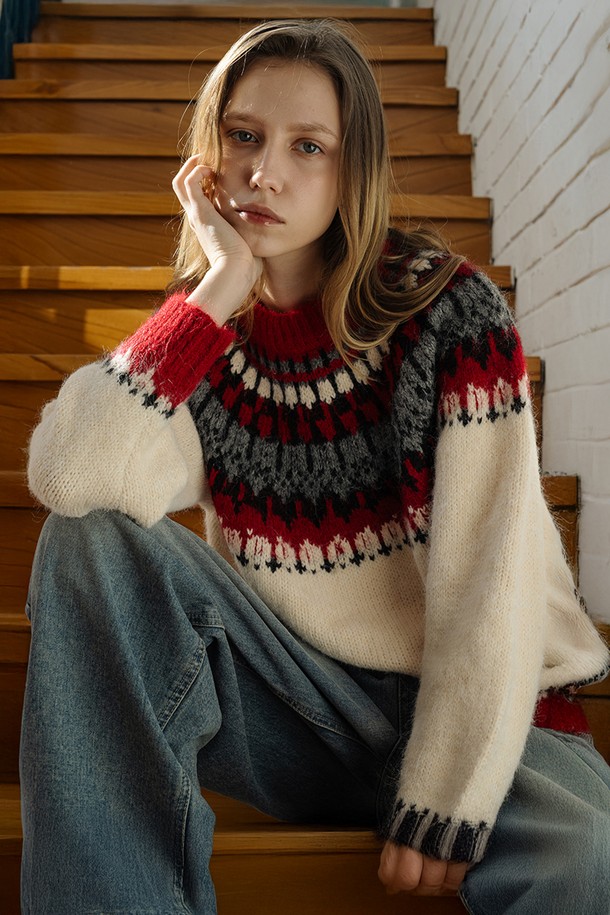 아이보리 컬러의 울 노르딕 헤어리 풀오버는 겨울, 연말 모임에 어울리는 클래식 스타일의 여성 상의입니다. 부드러운 헤어리 질감의 울과 폴리에스터 혼방 소재로 제작되었으며, 라운드넥과 긴소매 디자인으로 따뜻함을 더합니다. 전면에 노르딕 패턴이 돋보이며, 스탠다드핏으로 편안하게 착용 가능합니다. 리브 짜임 마감으로 깔끔함을 더했으며, 레드, 그레이, 아이보리 세 가지 색상으로 만나볼 수 있어 다양한 하의와 매치하여 개성 있는 스타일을 연출할 수 있습니다.
