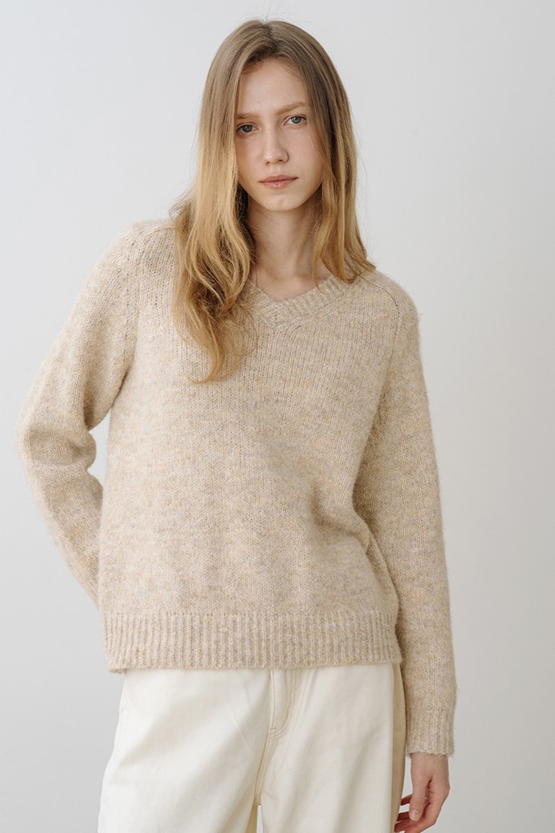 베이직한 무드의 울 브이넥 헤어리 풀오버 BEIGE는 여성스러운 데일리룩과 출근룩에 적합한 니트/스웨터입니다. 부드럽고 가벼운 울과 폴리에스테르 혼방 소재로 제작되어 포슬포슬한 촉감을 선사하며, 깊지 않은 V넥 라인으로 세련된 분위기를 연출합니다. 넥, 소매, 밑단에 골지 마감 처리를 하여 늘어짐을 최소화하고, 상체 라인을 부드럽게 잡아주는 루즈핏 실루엣을 완성합니다. 다양한 하의와 손쉽게 매치하여 미니멀, 클래식, 캐주얼 등 폭넓은 스타일을 소화할 수 있습니다.
