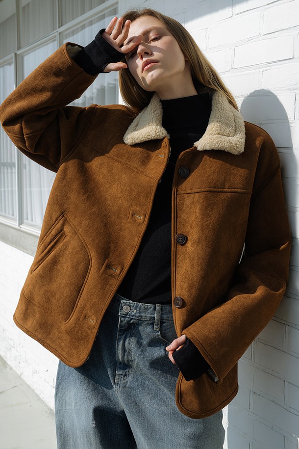 어반 시어링 스웨이드 하프 무스탕 점퍼 CAMEL은 부드러운 스웨이드 소재와 두꺼운 두께감으로 뛰어난 보온성을 제공하는 여성용 아우터입니다. 미니멀하고 모던한 스타일을 기반으로 시어링 카라와 라운드 포켓 디테일이 돋보이며, 레이어드하여 다양한 스타일을 연출할 수 있습니다. 하프 기장의 레귤러핏으로 편안한 착용감을 선사하며, 버튼 여밈 방식으로 간편하게 착용 가능합니다. 카멜 컬러는 어떤 옷에도 잘 어울려 모임룩, 연말 모임룩 등 다양한 TPO에 활용 가능하며, 클래식, 시크한 스타일을 연출하기 좋습니다. 긴 소매 기장으로 따뜻함을 더했습니다.
