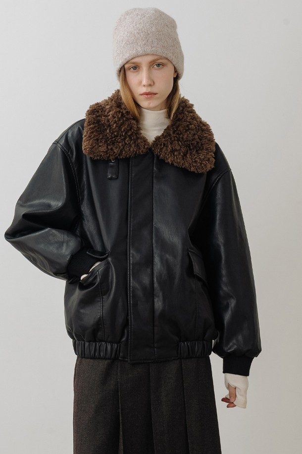 블랙 컬러의 하이넥 퍼 윈터 무스탕 점퍼입니다. 부드러운 촉감의 인조가죽과 퍼 소재로 제작되어 겨울철 따뜻함과 스타일을 동시에 잡을 수 있습니다. 레귤러핏으로 제작되어 편안한 착용감을 제공하며, 베이직하고 클래식한 디자인으로 어떤 스타일에도 잘 어울립니다. 하이넥과 퍼 디테일이 특징이며, 집업 방식으로 간편하게 여밀 수 있습니다. 
