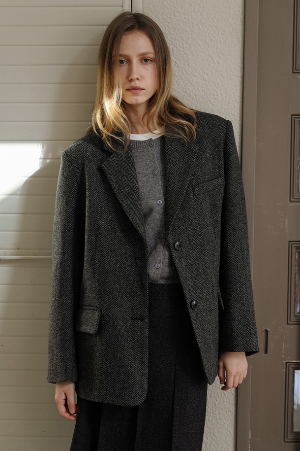 차콜 색상의 울 100% 오버사이즈 헤링본 싱글 자켓입니다. 두꺼운 두께감으로 가을, 겨울 시즌에 따뜻하게 착용할 수 있으며, 클래식하고 미니멀한 스타일을 연출합니다. 싱글 버튼 디자인과 레귤러 기장으로 깔끔한 실루엣을 선사하며, 오버핏으로 편안한 착용감을 제공합니다. 출근룩, 비즈니스 캐주얼, 모임룩 등 다양한 TPO에 활용 가능하며, 시크한 무드를 더해줍니다. 뻣뻣한 촉감의 울 소재가 고급스러운 느낌을 자아냅니다.
