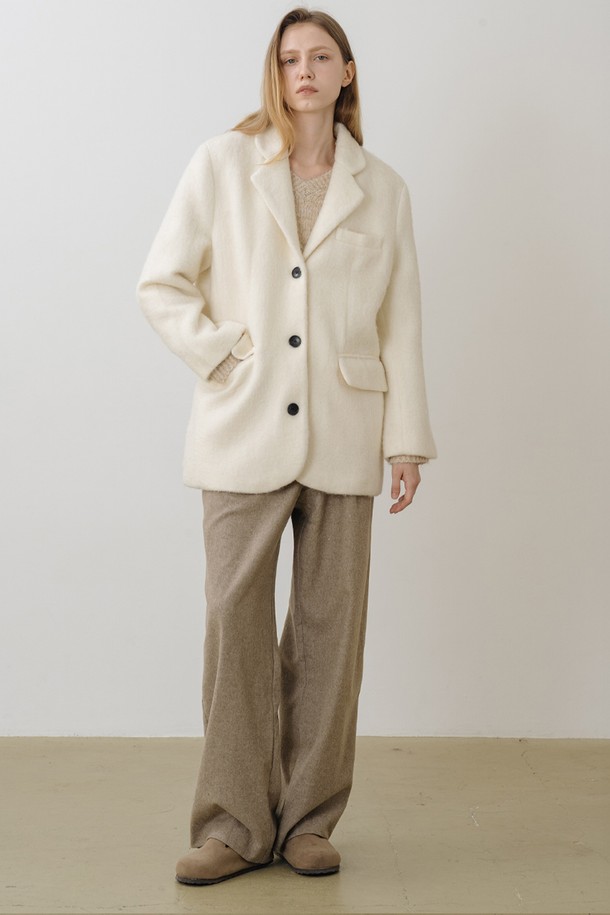 아이보리 컬러의 모헤어 소재로 제작된 클래식 버튼 하프 재킷입니다. 울과 폴리에스테르 혼방으로 부드러운 촉감과 두꺼운 두께감을 자랑하며, 겨울철에도 따뜻하게 착용할 수 있습니다. 테일러드 코트 타입에 싱글 버튼 여밈으로 깔끔한 실루엣을 연출하며, 레귤러핏으로 편안하게 착용 가능합니다. 모헤어 텍스처와 퍼 안감, 프리미엄 헤어리 질감이 고급스러운 분위기를 더하며, 오피스룩, 모임룩, 데이트룩 등 다양한 TPO에 활용 가능합니다. 클래식, 미니멀, 시크 스타일을 선호하는 여성분들께 추천합니다.
