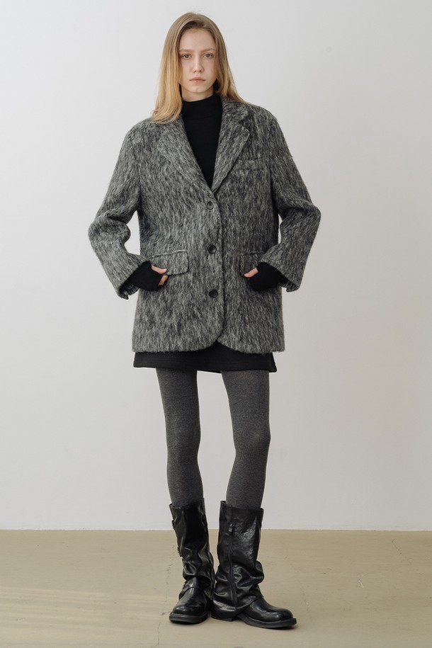 모헤어 클래식 버튼 하프 재킷 CHARCOAL은 여성용 아우터로, 차콜 컬러의 미니멀하고 클래식한 스타일을 연출합니다. 겨울 시즌에 적합하며, 테일러드 칼라와 싱글 버튼 여밈 방식으로 세련된 분위기를 더합니다. 울, 폴리에스테르, 모헤어 혼방 소재로 제작되어 부드러운 촉감과 뛰어난 보온성을 자랑하며, 안감은 퍼로 마감되었습니다. 스탠다드 핏 하프 기장의 재킷으로, 오피스룩, 출근룩, 모임룩 등 다양한 TPO에 활용 가능하며, 다채로운 스타일링을 연출할 수 있습니다.
