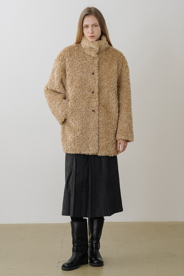 하이넥 빈티지 하프 퍼 무스탕 코트 BEIGE는 여성용 아우터입니다. 겨울 시즌, 캐주얼하고 빈티지한 스타일을 연출하기에 적합하며, 출근룩과 모임룩에 활용할 수 있습니다. 부드러운 촉감의 폴리에스테르 소재로 제작되었으며, 두꺼운 두께감과 하이넥 디자인, 오버핏으로 보온성을 높였습니다. 베이지 컬러의 무지 디자인에 퍼 디테일이 더해져 따뜻하고 포근한 느낌을 주며, 긴 소매와 버튼 여밈 방식으로 편안하게 착용할 수 있습니다. *스타일*은 캐주얼, 클래식, 미니멀에 해당합니다.
