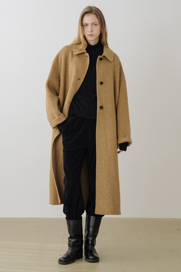 **울 100% 핸드메이드 카라 맥시 싱글 롱코트 CAMEL**

부드러운 촉감의 울 100% 소재로 제작된 핸드메이드 코트입니다. 카멜 컬러의 무지 디자인이 클래식하고 미니멀한 스타일을 연출합니다. 루즈핏의 맥시 기장으로 편안하면서도 시크한 분위기를 선사하며, 싱글 버튼 여밈으로 깔끔하게 마무리됩니다. 가을과 겨울, 출근룩, 오피스룩, 모임룩 등 다양한 TPO에 활용 가능합니다.
