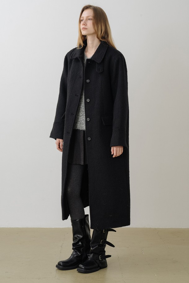 울 100 하이넥 싱글 롱코트는 가을과 겨울, 당신의 스타일을 완성할 여성용 블랙 코트입니다. 미니멀하고 클래식한 무드를 자아내는 이 코트는 오버핏 디자인에 싱글 버튼 여밈으로 세련된 실루엣을 연출합니다. 롱 기장과 하이넥 디자인은 보온성을 높여주며, 출근룩, 오피스룩, 모임룩 등 다양한 TPO에 활용 가능합니다. 시크하고 미니멀한 스타일을 즐기는 분들께 추천하는 울 소재의 두꺼운 코트입니다.
