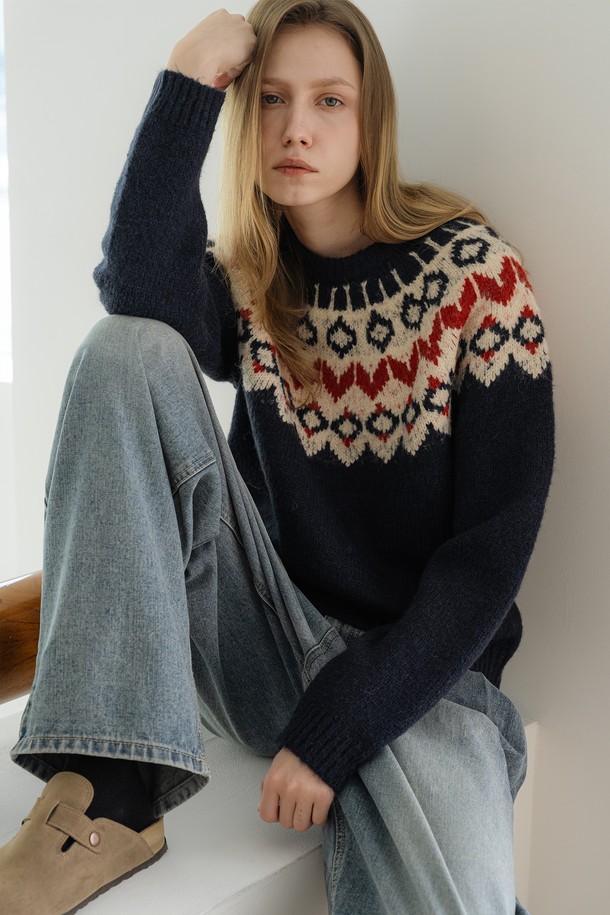 네이비 컬러의 울 블렌드 노르딕 다이아 패턴 풀오버입니다. 부드럽고 포근한 촉감의 두꺼운 울 및 폴리에스테르 혼방 소재로 제작되어 겨울철 따뜻하게 착용할 수 있습니다. 라운드넥, 긴소매, 스탠다드핏 디자인으로 클래식하고 캐주얼한 스타일을 연출합니다. 리브 짜임 마감과 선명한 컬러 대비, 헤어리 텍스처가 특징이며, 모임룩 및 미니멀한 스타일에도 잘 어울립니다. 
