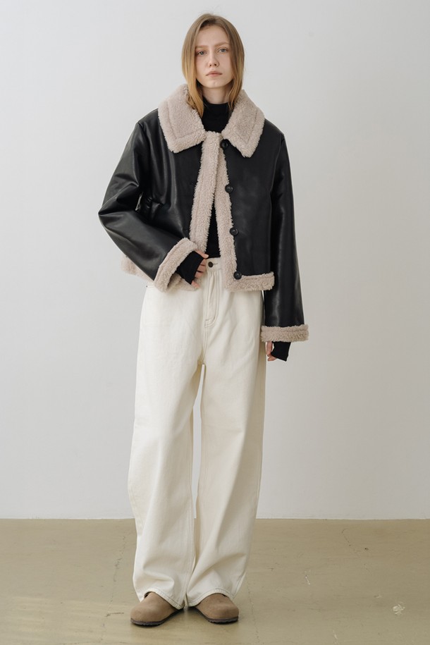 부드러운 기모 안감으로 따뜻함을 더한 윈터 기모 와이드 커브드진입니다. 크림 컬러의 무지 디자인으로, 캐주얼하고 미니멀한 스타일을 연출하기 좋습니다. 두꺼운 두께감과 루즈핏으로 편안한 착용감을 선사하며, 커브드 디자인이 돋보이는 제품입니다. 일상생활은 물론, 출근룩으로도 활용 가능한 활용도 높은 아이템입니다. 겨울철 데님 소재의 와이드진을 찾으시는 여성분들께 추천합니다.
