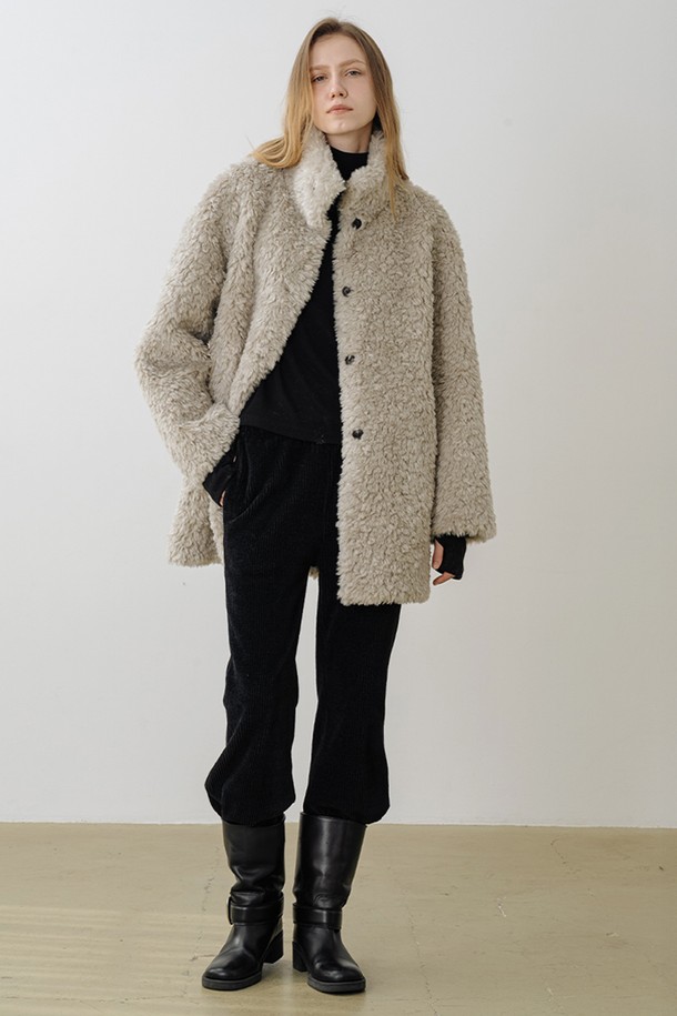 "에센셜 워머 터틀넥 BLACK"은 미니멀하고 클래식한 스타일을 추구하는 여성들을 위한 겨울철 필수 아이템입니다. 부드러운 촉감의 폴리에스테르, 레이온, 스판덱스 혼방 소재로 제작되어 편안한 착용감을 선사합니다. 손등을 살짝 덮는 워머 소매 디테일과 자연스럽게 넥 라인을 감싸는 터틀넥 디자인이 특징입니다. 레귤러핏으로 제작되었으며, 두꺼운 두께감으로 따뜻함을 더하며, 레이어드 스타일링에도 용이합니다. 무지 디자인의 블랙 컬러로 어떤 옷에도 쉽게 매치하여 활용할 수 있습니다.
