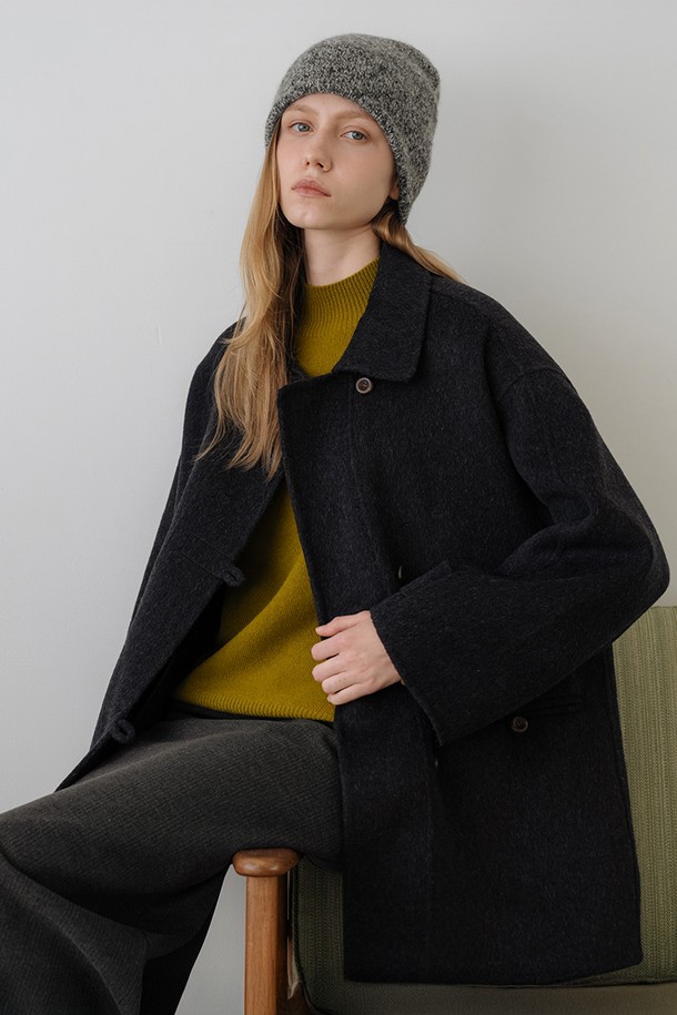 올리브 컬러의 울 100% 하프 터틀넥 니트 풀오버입니다. 부드러운 촉감과 소프트한 착용감을 선사하며, 겨울철 데일리웨어로 제격입니다. 미니멀한 스타일, 리브 패턴으로 디자인되어 출근룩, 모임룩 등 다양한 TPO에 활용 가능합니다. 스커트나 슬랙스와 매치하여 클래식하고 세련된 룩을 연출해보세요. 이너 없이도 단독 착용이 가능하며, 루즈핏으로 편안하게 즐길 수 있습니다.
