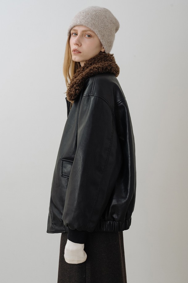 블랙 컬러의 하이넥 퍼 윈터 무스탕 점퍼입니다. 부드러운 촉감의 인조가죽과 퍼 소재로 제작되어 겨울철 따뜻함과 스타일을 동시에 잡을 수 있습니다. 레귤러핏으로 제작되어 편안한 착용감을 제공하며, 베이직하고 클래식한 디자인으로 어떤 스타일에도 잘 어울립니다. 하이넥과 퍼 디테일이 특징이며, 집업 방식으로 간편하게 여밀 수 있습니다. 
