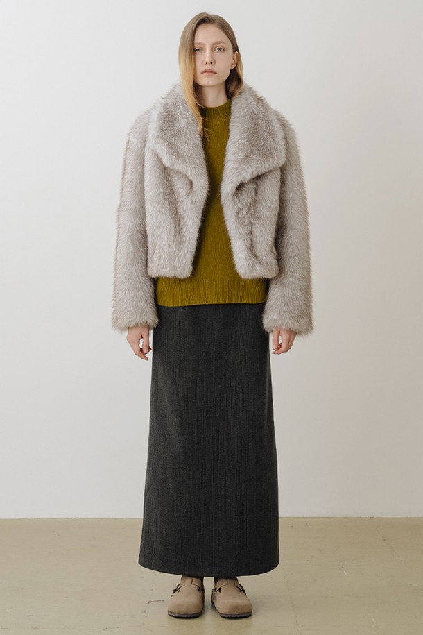 헤어리 크롭 퍼 재킷 LIGHT GREY는 부드러운 촉감의 폴리에스테르 소재로 제작되어 포근한 착용감을 선사합니다. 미니멀한 카라넥 디자인과 넉넉한 루즈핏으로 편안하면서도 세련된 스타일을 연출합니다. 크롭 기장과 풍성한 헤어리 텍스처가 만나 트렌디한 무드를 더하며, 데이트룩, 모임룩, 연말 모임룩 등 다양한 TPO에 활용 가능합니다. 무지 패턴의 라이트 그레이 컬러는 미니멀, 클래식, 시크한 스타일을 즐기는 여성분들께 완벽한 선택입니다. 팬 포켓 디테일과 볼륨감 있는 실루엣으로 포인트를 더해줍니다.
