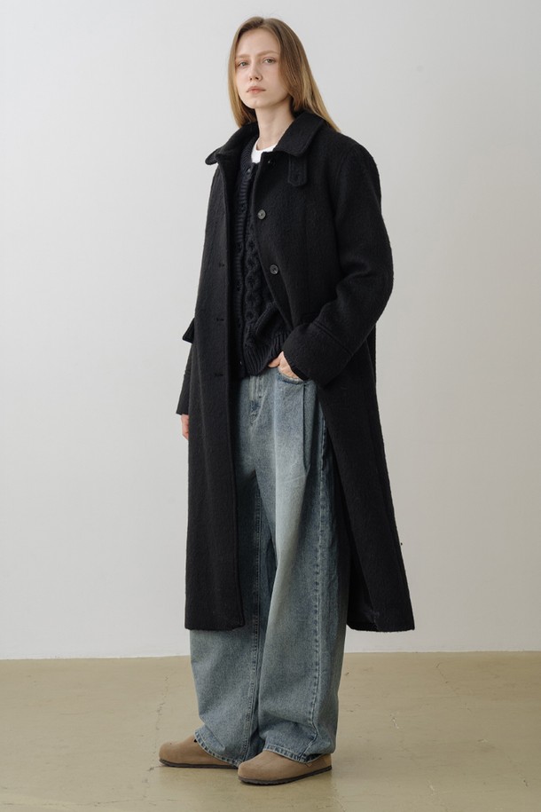 울 100 하이넥 싱글 롱코트는 가을과 겨울, 당신의 스타일을 완성할 여성용 블랙 코트입니다. 미니멀하고 클래식한 무드를 자아내는 이 코트는 오버핏 디자인에 싱글 버튼 여밈으로 세련된 실루엣을 연출합니다. 롱 기장과 하이넥 디자인은 보온성을 높여주며, 출근룩, 오피스룩, 모임룩 등 다양한 TPO에 활용 가능합니다. 시크하고 미니멀한 스타일을 즐기는 분들께 추천하는 울 소재의 두꺼운 코트입니다.
