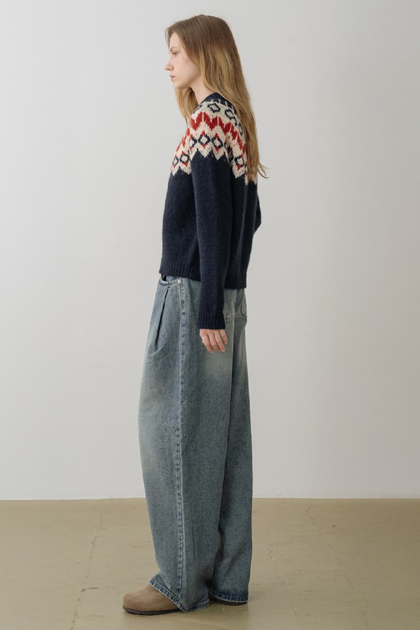 네이비 컬러의 울 블렌드 노르딕 다이아 패턴 풀오버입니다. 부드럽고 포근한 촉감의 두꺼운 울 및 폴리에스테르 혼방 소재로 제작되어 겨울철 따뜻하게 착용할 수 있습니다. 라운드넥, 긴소매, 스탠다드핏 디자인으로 클래식하고 캐주얼한 스타일을 연출합니다. 리브 짜임 마감과 선명한 컬러 대비, 헤어리 텍스처가 특징이며, 모임룩 및 미니멀한 스타일에도 잘 어울립니다. 
