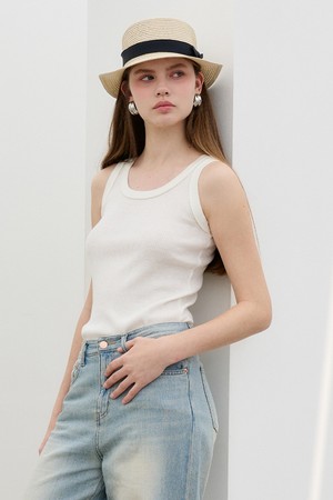 소프트 리브드 슬리브리스 니트 Soft ribbed sleeveless knit white