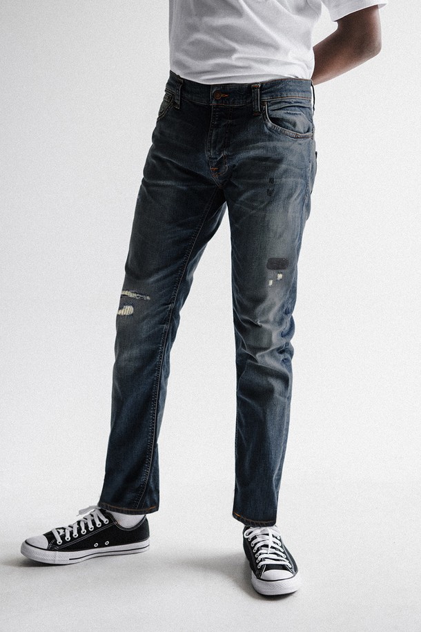 [누디진] 씬핀 샘 레플리카 / 112526는 남성용 데님 팬츠입니다. 인디고 컬러의 무지 디자인으로, 캐주얼 및 베이직 스타일을 연출하기 좋습니다. 슬림핏과 레귤러핏으로 출시되어, 사계절 내내 활용 가능하며 데이트룩, 쇼핑룩, 캐주얼, 미니멀, 클래식 스타일 연출에 적합합니다. 11온스 중량의 파워스트레치 데님 소재로 제작되었으며, 무릎 부분의 페이딩 디테일이 특징입니다. 유기농 면 98.9%, 엘라스틴 2.9% 혼방으로 제작되어 신축성 있는 착용감을 제공합니다.
