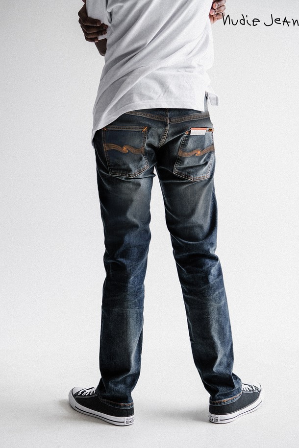 [누디진] 씬핀 샘 레플리카 / 112526는 남성용 데님 팬츠입니다. 인디고 컬러의 무지 디자인으로, 캐주얼 및 베이직 스타일을 연출하기 좋습니다. 슬림핏과 레귤러핏으로 출시되어, 사계절 내내 활용 가능하며 데이트룩, 쇼핑룩, 캐주얼, 미니멀, 클래식 스타일 연출에 적합합니다. 11온스 중량의 파워스트레치 데님 소재로 제작되었으며, 무릎 부분의 페이딩 디테일이 특징입니다. 유기농 면 98.9%, 엘라스틴 2.9% 혼방으로 제작되어 신축성 있는 착용감을 제공합니다.
