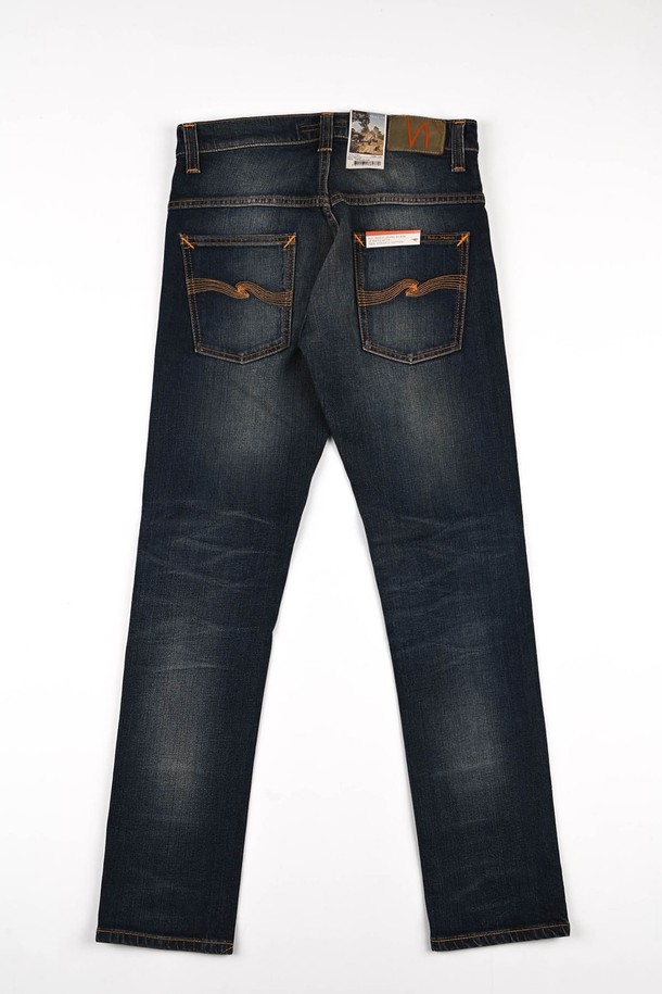 [누디진] 씬핀 샘 레플리카 / 112526는 남성용 데님 팬츠입니다. 인디고 컬러의 무지 디자인으로, 캐주얼 및 베이직 스타일을 연출하기 좋습니다. 슬림핏과 레귤러핏으로 출시되어, 사계절 내내 활용 가능하며 데이트룩, 쇼핑룩, 캐주얼, 미니멀, 클래식 스타일 연출에 적합합니다. 11온스 중량의 파워스트레치 데님 소재로 제작되었으며, 무릎 부분의 페이딩 디테일이 특징입니다. 유기농 면 98.9%, 엘라스틴 2.9% 혼방으로 제작되어 신축성 있는 착용감을 제공합니다.
