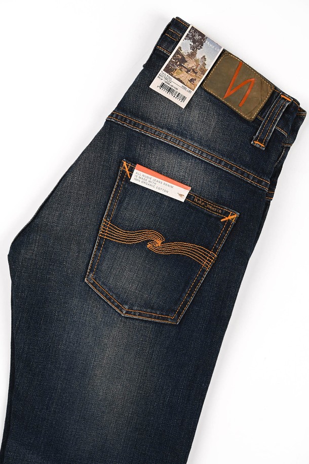 [누디진] 씬핀 샘 레플리카 / 112526는 남성용 데님 팬츠입니다. 인디고 컬러의 무지 디자인으로, 캐주얼 및 베이직 스타일을 연출하기 좋습니다. 슬림핏과 레귤러핏으로 출시되어, 사계절 내내 활용 가능하며 데이트룩, 쇼핑룩, 캐주얼, 미니멀, 클래식 스타일 연출에 적합합니다. 11온스 중량의 파워스트레치 데님 소재로 제작되었으며, 무릎 부분의 페이딩 디테일이 특징입니다. 유기농 면 98.9%, 엘라스틴 2.9% 혼방으로 제작되어 신축성 있는 착용감을 제공합니다.
