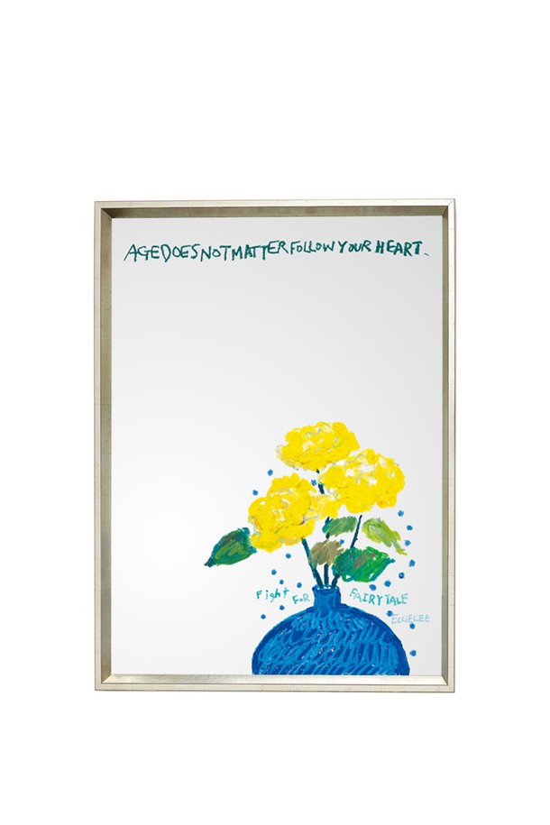 이엘리 작가의 "[GOLANY] 이엘리 작가의 청자와 노랑꽃 L"은 푸른 청자 화병 속 노란 꽃을 담아낸 아티스틱한 디자인의 거울입니다. 라지 사이즈로, 인테리어 공간의 분위기를 살리는 데 효과적입니다. 알루미늄 소재의 프레임과 거울 면으로 제작되었으며, 플라워 패턴과 함께 "AGE DOES NOT MATTER FOLLOW YOUR HEART" 문구가 디자인되어 있습니다. 장식용으로 활용하기 좋으며, 모서리 부분은 날카로울 수 있으니 주의하여 사용하십시오.
