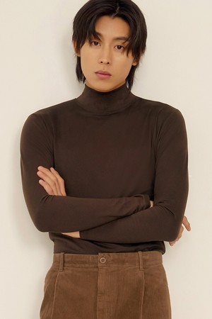 히트터치 터틀넥 반폴라 모크넥 티셔츠_BROWN-a