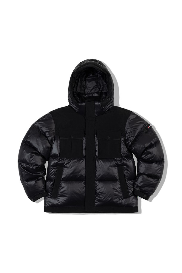 미들 다운 배색 재킷 BLACK은 겨울철 일상과 방한을 위한 공용 아우터입니다. 모던한 스타일의 무지 패턴 블랙 컬러 자켓으로, 미디엄 기장의 두꺼운 두께감으로 따뜻함을 선사합니다. 지퍼형 여밈 방식과 레귤러핏으로 편안한 착용감을 느낄 수 있으며, 탈부착 후드, 스트링 스토퍼, 다양한 포켓, 소매단 스냅 버튼 등 실용적인 디테일이 돋보입니다. 3M 로고 프린트와 밑단 조절 기능으로 디자인과 기능성을 모두 갖춘 이 자켓은 미니멀, 캐주얼, 시크한 스타일을 즐기는 분들께 겨울 데일리룩, 여행룩, 산책룩에 제격입니다.
