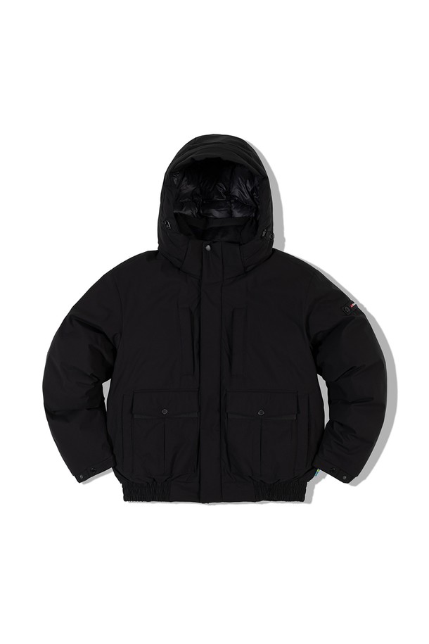 블루종 미들 다운 재킷 BLACK은 겨울철 데일리룩을 위한 캐주얼, 스포티, 미니멀 스타일의 필수 아이템입니다. 블랙 컬러의 무지 디자인으로 어떤 스타일에도 쉽게 매치할 수 있습니다. 
미디엄 기장의 레귤러핏으로 제작되었으며, 탈부착 후드, 스트링 스토퍼, 벨크로 포켓, 사선 포켓 등의 디테일이 돋보입니다. 
집업 스타일로 편안하게 착용 가능하며, 두꺼운 두께감과 부드러운 촉감이 특징입니다. 
보온 기능을 제공하여 추운 날씨에도 따뜻하게 몸을 보호해주며, 사이즈 조절이 가능하여 편안한 착용감을 선사합니다. 
다운프루프 안감과 다운 충전재로 제작되어 뛰어난 보온성을 자랑합니다.
