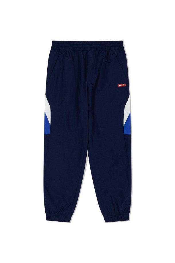 네이비 컬러의 웜업 조거는 남성용 트레이닝 조거팬츠입니다. 봄, 여름 시즌에 적합하며 스포티하고 캐주얼한 스타일을 연출합니다. 허리 및 밑단 밴딩 처리와 허리 스트링으로 편안한 착용감을 제공하며, 사이드 컬러 블록 디자인이 돋보입니다. 앞면 2 포켓과 뒷면 2 벨크로 포켓으로 실용성을 더했으며, 조거핏과 입체 패턴으로 활동성을 높였습니다. 피트니스룩, 집콕룩, 산책룩 등 다양한 TPO에 활용하기 좋습니다.
