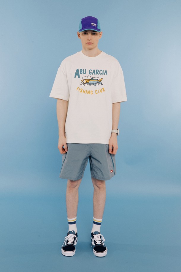 아이보리 컬러의 버블 피쉬 반팔 티셔츠입니다. 봄, 여름 시즌에 착용하기 좋으며, 캐주얼 스타일을 연출할 수 있습니다. 면과 폴리에스테르 혼방 소재로 제작되어 부드러운 촉감을 자랑합니다. 라운드넥에 레귤러핏으로 편안하게 착용 가능하며, 물고기 프린트가 돋보입니다. 넥 테이프 처리, 하단, 소매, 사이드 직조 라벨 디테일로 완성도를 높였습니다. 동네 마실룩, 여행룩 등 다양한 TPO에 활용할 수 있습니다.
