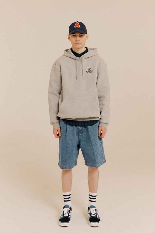 피싱 베이직 후디 멜란지 그레이는 남성용 후드티로, 베이직하고 캐주얼한 스타일을 추구합니다. 멜란지 그레이 컬러에 면과 기모 소재를 사용하여 부드러운 촉감과 두꺼운 두께로 제작되어 봄, 가을, 겨울에 착용하기 좋습니다. 캥거루 포켓, 립 디테일, 스트링 후드, 고무 짜임이 적용되어 실용성과 디자인을 모두 갖췄으며, 레귤러핏으로 편안하게 착용 가능합니다. 동네 마실룩, 집콕룩, 겨울 데일리룩 등 다양한 TPO에 활용할 수 있으며, 캐주얼, 미니멀, 클래식 스타일을 즐기는 고객에게 적합합니다.
