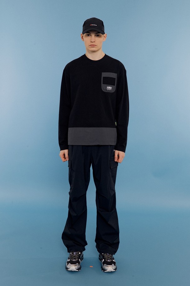 메쉬 포켓 긴팔 티셔츠 BLACK는 봄, 가을에 착용하기 좋은 공용 긴팔 티셔츠입니다. 부드러운 면혼방 소재로 제작되어 흡습 기능이 있으며, 레귤러 핏으로 편안하게 착용할 수 있습니다. 라운드넥 디자인에 밑단 스트링, 넥 테이프, 가슴 및 사이드 직조 라벨, 뒷면 프린트와 메쉬 포켓 디테일이 돋보입니다. 아웃도어 활동이나 일상에서 캐주얼, 스포티, 미니멀한 스타일로 연출하기 좋으며, 산책, 여행, 등산룩으로 활용하기 좋습니다.
