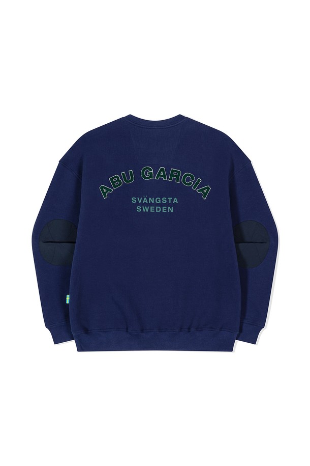 **부클 자수 맨투맨 NAVY**

네이비 컬러의 부클 자수 맨투맨입니다. 면혼방 소재로 제작되어 부드러운 촉감을 선사하며, 라운드넥 디자인으로 편안하게 착용할 수 있습니다. 뒷면에는 로고 부클 자수가 포인트로 들어가 있으며, 가슴 우측 지퍼 포켓과 팔꿈치 패치 디자인으로 디테일을 더했습니다. 소매단과 밑단 립 처리, 소매 서클 와펜, 사이드 스웨덴 플래그 라벨이 적용되었으며, 동네 마실룩, 산책룩, 캐주얼, 미니멀, 시티보이 스타일을 연출하기에 적합합니다. 긴소매 기장으로 제작되었습니다.
