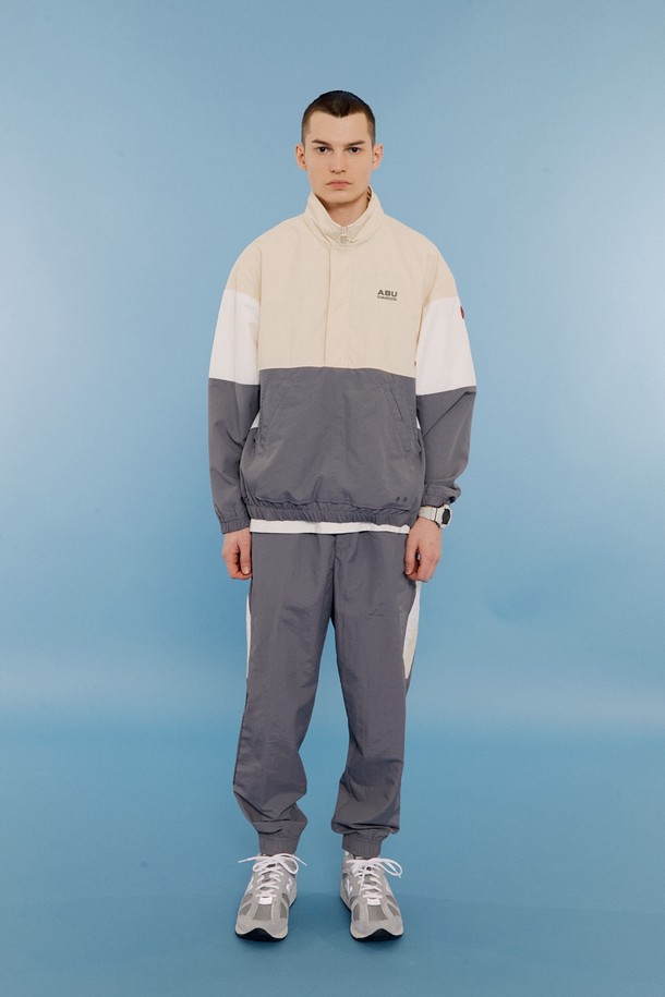**웜업 아노락 라이트 베이지**는 가볍고 부드러운 나일론 소재로 제작되어 봄, 가을 간절기에 착용하기 좋은 남성 아노락입니다. 라이트 베이지와 그레이 두 가지 색상으로 출시되었으며, 스포티하면서도 캐주얼한 스타일을 연출할 수 있습니다. 오버핏 디자인에 반집업과 스트링 디테일이 더해져 활동성을 높였으며, 산책, 여행, 등산 등 다양한 TPO에 활용 가능합니다. 무지 디자인으로 미니멀한 스타일을 선호하는 분들께 추천하며, 얇은 두께감으로 간편하게 착용할 수 있습니다.
