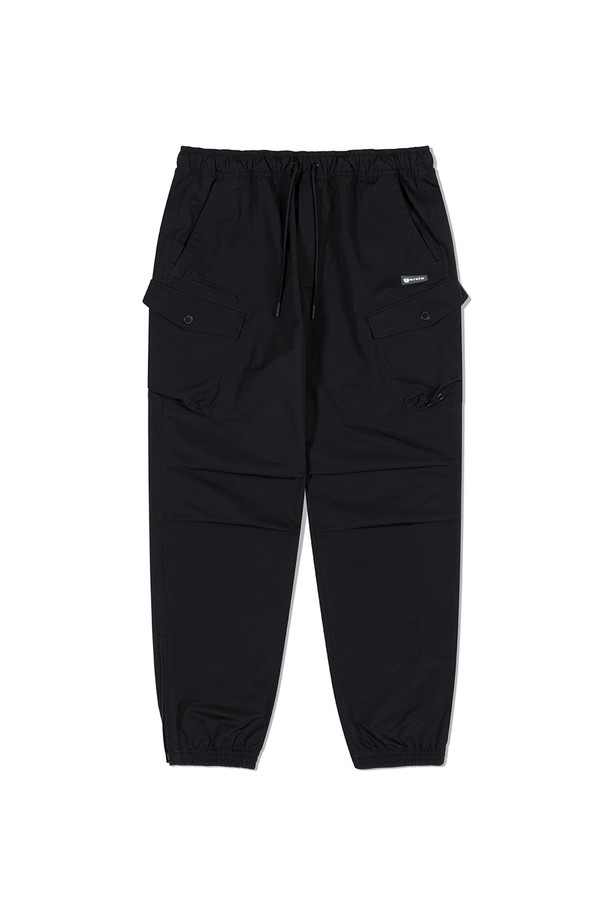 스방스타 조거 BLACK은 남성용 조거팬츠입니다. 블랙 컬러의 무지 디자인으로, 스포츠 활동과 일상 모두에 적합합니다. 봄, 여름 시즌에 착용하기 좋으며, 스포티함과 캐주얼한 스타일을 연출할 수 있습니다. 입체 패턴, 밑단 지퍼, 허리 스트링, 앞면 4개, 뒷면 2개의 포켓으로 실용성을 더했고, 밴딩 처리로 편안한 착용감을 제공합니다. 허리 사이즈 조절이 가능하며, 스방스타 직조 라벨로 포인트를 더했습니다. 피트니스룩, 러닝룩, 미니멀한 스타일을 즐기는 분들에게 추천합니다.
