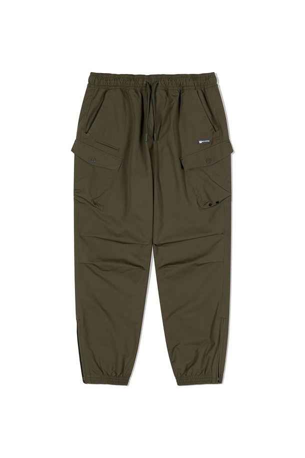 스방스타 조거 카키는 남성용 조거 팬츠입니다. 캐주얼, 스포티, 미니멀 스타일을 모두 아우르며, 스포츠 활동과 일상생활에서 두루 활용할 수 있습니다. 봄, 여름 시즌에 적합하며, 릴랙스핏으로 편안한 착용감을 제공합니다. 입체 패턴, 밑단 지퍼, 허리 스트링, 앞면 4개와 뒷면 2개의 포켓, 사이즈 조절 기능이 특징이며, 셋업으로도 연출할 수 있습니다. 동네 마실룩, 여행룩, 피트니스룩 등 다양한 TPO에 매치하여 개성 있는 스타일을 완성해보세요.
