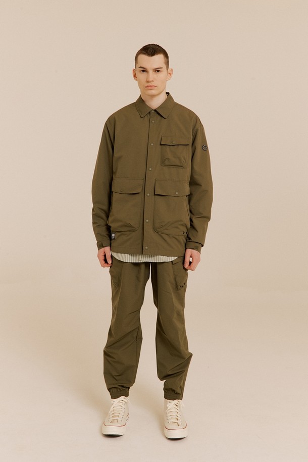 스방스타 셔켓 카키는 남성 고객을 위한 캐주얼 셔켓입니다. 봄, 가을에 착용하기 좋으며, 밀리터리 스타일과 캐주얼 무드를 동시에 연출합니다. 무지 디자인에 레귤러 핏으로 제작되었으며, 스냅 여밈 방식과 긴소매 기장으로 편안하게 착용할 수 있습니다. 가슴 포켓 1개, 스냅 포켓 2개, 지퍼 포켓 2개, 등판 벤틸레이션, 소매 벨크로, 소매 서클 와펜 등의 특징을 갖추고 있으며, 조거 팬츠와 셋업으로도 활용 가능합니다.
