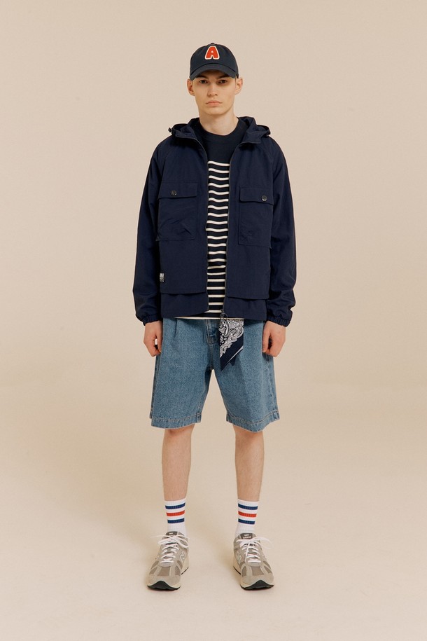 경량 윈드브레이커 NAVY는 가볍고 시원한 착용감을 제공하는 남성용 윈드브레이커입니다. 네이비 컬러에 무지 디자인으로 어떤 스타일에도 쉽게 매치할 수 있으며, 봄, 여름 시즌에 적합합니다. 경량 나일론 소재로 제작되어 방풍 기능과 가벼움을 동시에 갖추었습니다. 후드가 달려 있어 캐주얼하고 스포티한 스타일을 연출하며, 일상, 스포츠 활동, 여행 시에도 편안하게 착용할 수 있습니다. 레귤러핏에 집업 방식으로 간편하게 착용 가능하며, 크롭 기장과 긴 소매 디자인으로 활동성을 높였습니다.
