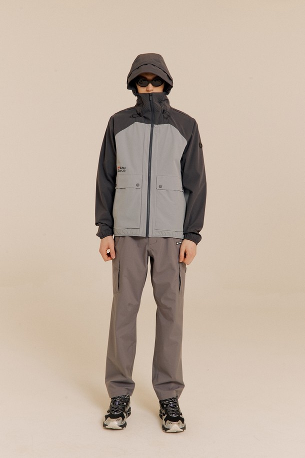 차콜 컬러의 앵글러 스트레치 재킷입니다. 남성용 아웃도어 및 일상용으로, 봄, 여름 시즌에 적합합니다. 스포티한 스타일의 레귤러 핏 재킷으로, 자외선 차단 및 통기 기능을 제공합니다. 후드 일체형 마스크, 후드 챙, 벤틸레이션, 다양한 지퍼 및 슬립 포켓, 밑단 및 소매단 밴딩 디테일이 돋보입니다. 신축성 있는 스트레치 소재로 활동성을 높였으며, 여행, 등산, 러닝 등 다양한 TPO에 어울립니다.
