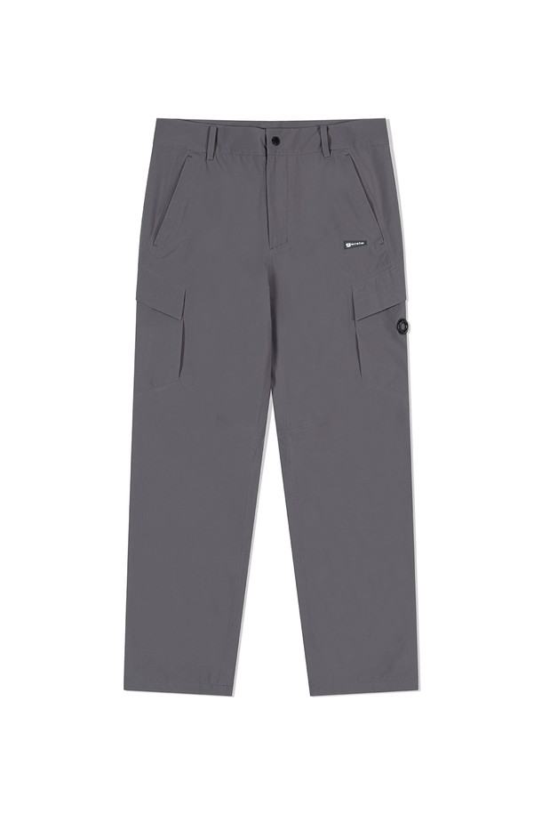 **앵글러 3L 팬츠 GREY**는 낚시 및 아웃도어 활동에 최적화된 남성용 긴 바지입니다. 뛰어난 방수, 방풍, 투습 기능을 갖춘 3LAYER 프리미엄 팬츠로, 리사이클된 친환경 나일론 소재를 사용하여 제작되었습니다. 레귤러핏으로 편안한 착용감을 제공하며, 입체 패턴, 2개의 사이드 지퍼 포켓, 허리 2마그넷 포켓, 허리 후크 지퍼, 고무 및 사이드 서클 와펜 등의 디테일로 스포티한 스타일을 완성합니다.
