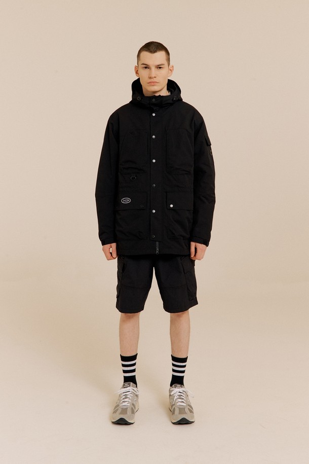 시그니처 레코드 자켓 BLACK은 남성을 위한 아우터입니다. 봄, 가을 계절에 착용하기 좋으며, 일상생활과 스포츠 활동 모두에 적합합니다. 나일론 소재로 제작되어 부드러운 촉감을 선사하며, 얇은 두께감으로 편안하게 착용할 수 있습니다. 스탠드 칼라와 사이드 포켓, 로고 디테일이 돋보이는 스포츠 자켓으로, 캐주얼, 스포티, 미니멀 스타일을 연출하기 좋습니다. 출근룩과 가을 나들이룩에 활용하여 멋스러운 스타일을 완성해보세요.
