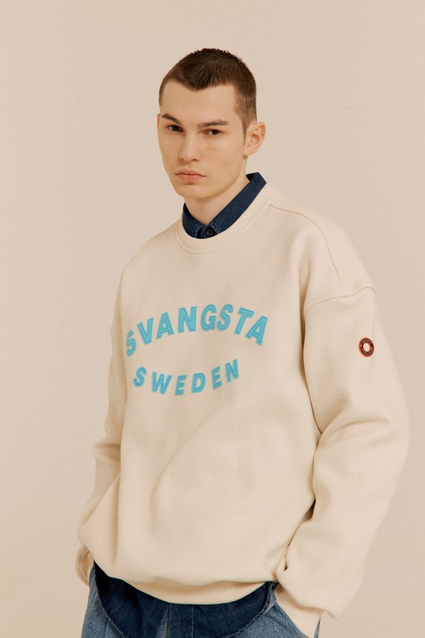 "스방스타 맨투맨 IVORY"는 캐주얼, 스포티, 미니멀 스타일을 추구하는 분들을 위한 맨투맨입니다. 봄, 가을에 활용하기 좋은 면 혼방 소재로 제작되어 부드러운 촉감을 선사합니다. 라운드넥에 레귤러핏으로 제작되었으며, 일상생활뿐만 아니라 가벼운 산책 시에도 편안하게 착용할 수 있습니다. 소매 서클 와펜과 사이드 스웨덴 플래그 라벨이 디자인 포인트를 더하며, 넥테이프, 소매단 및 밑단 립 처리로 깔끔한 마무리를 보여줍니다. 아이보리 컬러의 레귤러 기장 긴소매 맨투맨으로, 다양한 룩에 활용하기 좋습니다.
