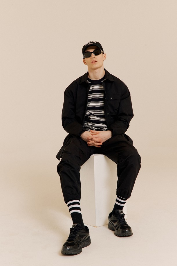 스방스타 조거 BLACK은 남성용 조거팬츠입니다. 블랙 컬러의 무지 디자인으로, 스포츠 활동과 일상 모두에 적합합니다. 봄, 여름 시즌에 착용하기 좋으며, 스포티함과 캐주얼한 스타일을 연출할 수 있습니다. 입체 패턴, 밑단 지퍼, 허리 스트링, 앞면 4개, 뒷면 2개의 포켓으로 실용성을 더했고, 밴딩 처리로 편안한 착용감을 제공합니다. 허리 사이즈 조절이 가능하며, 스방스타 직조 라벨로 포인트를 더했습니다. 피트니스룩, 러닝룩, 미니멀한 스타일을 즐기는 분들에게 추천합니다.
