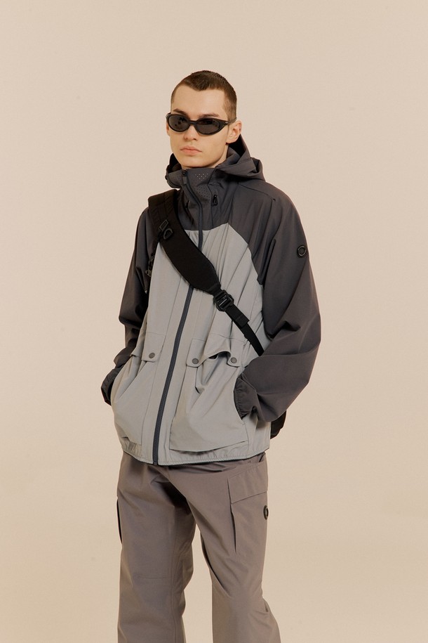 차콜 컬러의 앵글러 스트레치 재킷입니다. 남성용 아웃도어 및 일상용으로, 봄, 여름 시즌에 적합합니다. 스포티한 스타일의 레귤러 핏 재킷으로, 자외선 차단 및 통기 기능을 제공합니다. 후드 일체형 마스크, 후드 챙, 벤틸레이션, 다양한 지퍼 및 슬립 포켓, 밑단 및 소매단 밴딩 디테일이 돋보입니다. 신축성 있는 스트레치 소재로 활동성을 높였으며, 여행, 등산, 러닝 등 다양한 TPO에 어울립니다.
