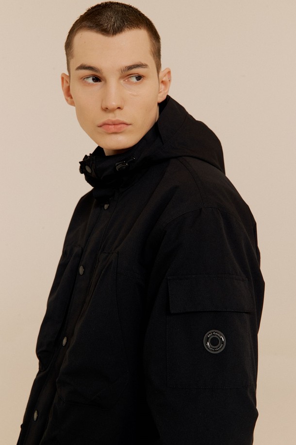 시그니처 레코드 자켓 BLACK은 남성을 위한 아우터입니다. 봄, 가을 계절에 착용하기 좋으며, 일상생활과 스포츠 활동 모두에 적합합니다. 나일론 소재로 제작되어 부드러운 촉감을 선사하며, 얇은 두께감으로 편안하게 착용할 수 있습니다. 스탠드 칼라와 사이드 포켓, 로고 디테일이 돋보이는 스포츠 자켓으로, 캐주얼, 스포티, 미니멀 스타일을 연출하기 좋습니다. 출근룩과 가을 나들이룩에 활용하여 멋스러운 스타일을 완성해보세요.
