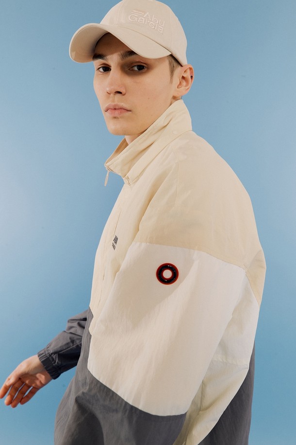 **웜업 아노락 라이트 베이지**는 가볍고 부드러운 나일론 소재로 제작되어 봄, 가을 간절기에 착용하기 좋은 남성 아노락입니다. 라이트 베이지와 그레이 두 가지 색상으로 출시되었으며, 스포티하면서도 캐주얼한 스타일을 연출할 수 있습니다. 오버핏 디자인에 반집업과 스트링 디테일이 더해져 활동성을 높였으며, 산책, 여행, 등산 등 다양한 TPO에 활용 가능합니다. 무지 디자인으로 미니멀한 스타일을 선호하는 분들께 추천하며, 얇은 두께감으로 간편하게 착용할 수 있습니다.
