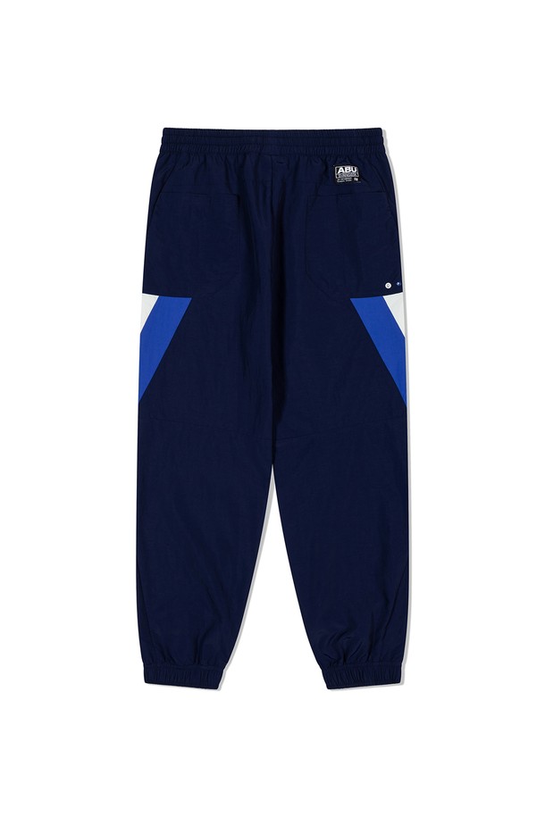 네이비 컬러의 웜업 조거는 남성용 트레이닝 조거팬츠입니다. 봄, 여름 시즌에 적합하며 스포티하고 캐주얼한 스타일을 연출합니다. 허리 및 밑단 밴딩 처리와 허리 스트링으로 편안한 착용감을 제공하며, 사이드 컬러 블록 디자인이 돋보입니다. 앞면 2 포켓과 뒷면 2 벨크로 포켓으로 실용성을 더했으며, 조거핏과 입체 패턴으로 활동성을 높였습니다. 피트니스룩, 집콕룩, 산책룩 등 다양한 TPO에 활용하기 좋습니다.

