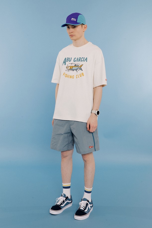 아이보리 컬러의 버블 피쉬 반팔 티셔츠입니다. 봄, 여름 시즌에 착용하기 좋으며, 캐주얼 스타일을 연출할 수 있습니다. 면과 폴리에스테르 혼방 소재로 제작되어 부드러운 촉감을 자랑합니다. 라운드넥에 레귤러핏으로 편안하게 착용 가능하며, 물고기 프린트가 돋보입니다. 넥 테이프 처리, 하단, 소매, 사이드 직조 라벨 디테일로 완성도를 높였습니다. 동네 마실룩, 여행룩 등 다양한 TPO에 활용할 수 있습니다.
