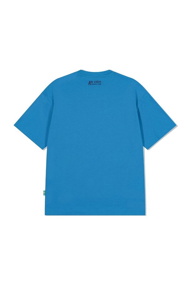 "버블 피쉬" 반팔 티셔츠 BLUE는 여름철 시원하게 입기 좋은 남성용 반팔 티셔츠입니다. 캐주얼하고 미니멀한 스타일로, 휴가룩이나 바캉스룩, 리조트룩에 잘 어울립니다. 부드러운 면과 폴리에스테르 혼방 소재로 제작되어 편안한 착용감을 선사하며, 라운드넥에 레귤러핏으로 디자인되었습니다. 물고기 프린트가 돋보이는 이 블루 컬러 티셔츠는 일상복으로 활용하기 좋습니다. 넥 테이프와 직조 라벨 디테일로 마감되었습니다.
