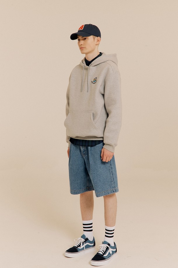 피싱 베이직 후디 멜란지 그레이는 남성용 후드티로, 베이직하고 캐주얼한 스타일을 추구합니다. 멜란지 그레이 컬러에 면과 기모 소재를 사용하여 부드러운 촉감과 두꺼운 두께로 제작되어 봄, 가을, 겨울에 착용하기 좋습니다. 캥거루 포켓, 립 디테일, 스트링 후드, 고무 짜임이 적용되어 실용성과 디자인을 모두 갖췄으며, 레귤러핏으로 편안하게 착용 가능합니다. 동네 마실룩, 집콕룩, 겨울 데일리룩 등 다양한 TPO에 활용할 수 있으며, 캐주얼, 미니멀, 클래식 스타일을 즐기는 고객에게 적합합니다.
